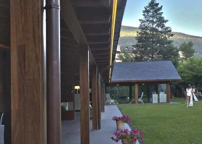 Restaurant Pessets & מלון